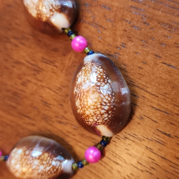 Vintage Tiger Cowrie Shell Necklace - Picture 5 of 9